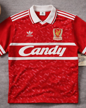 Retro Fußballtrikot im TrikotKult Stil, flach fotografiert